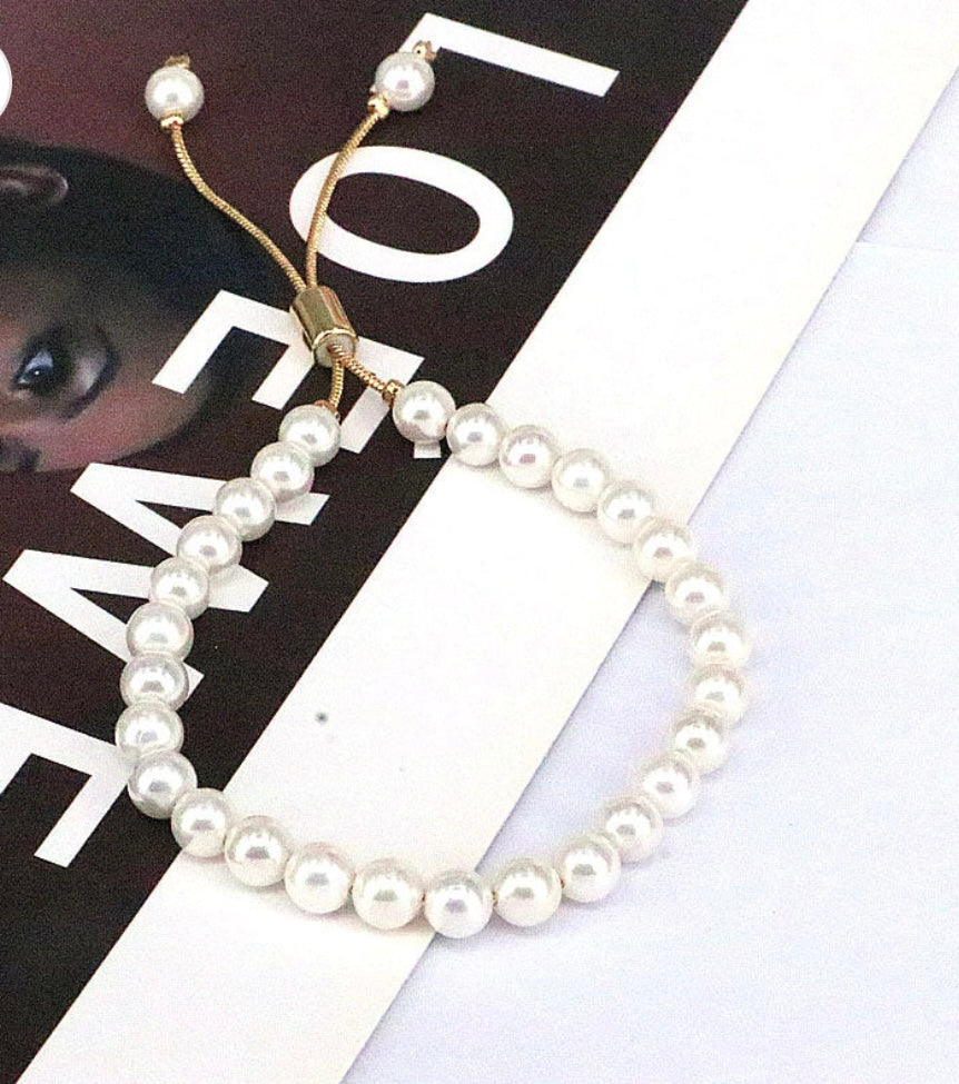 In Style pearls bracelets.